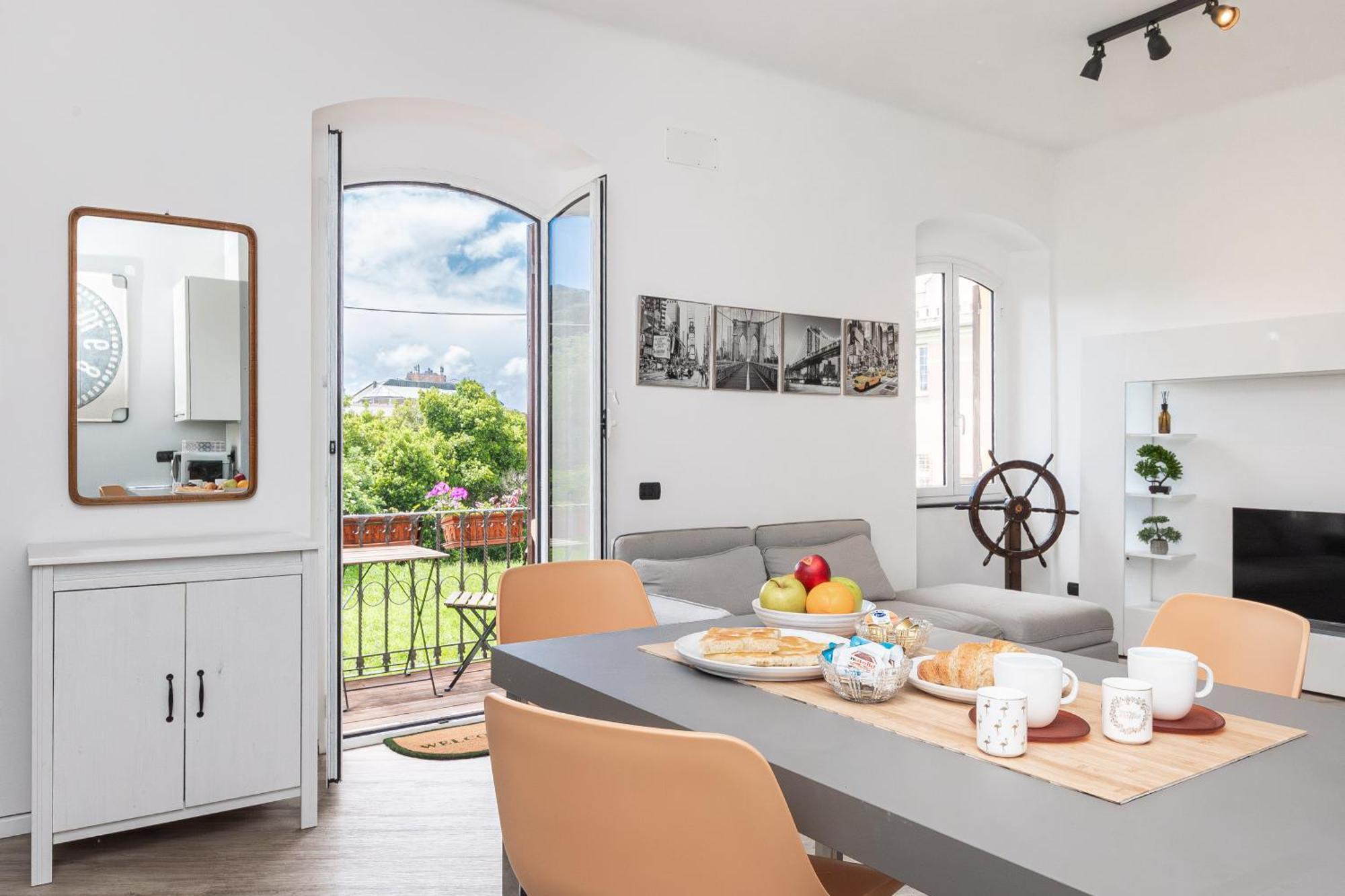 Spacious 3-Bedroom Apartment - 10 Min To City Center & 5 Min To Gaslini Hospital Genoa Exterior photo