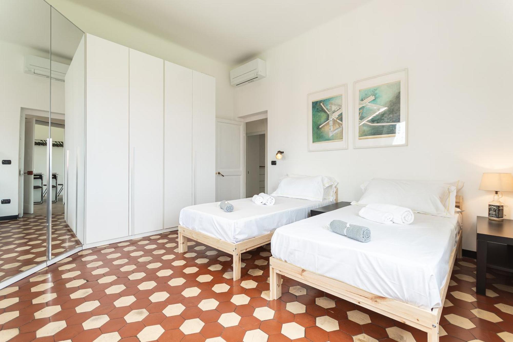 Spacious 3-Bedroom Apartment - 10 Min To City Center & 5 Min To Gaslini Hospital Genoa Exterior photo