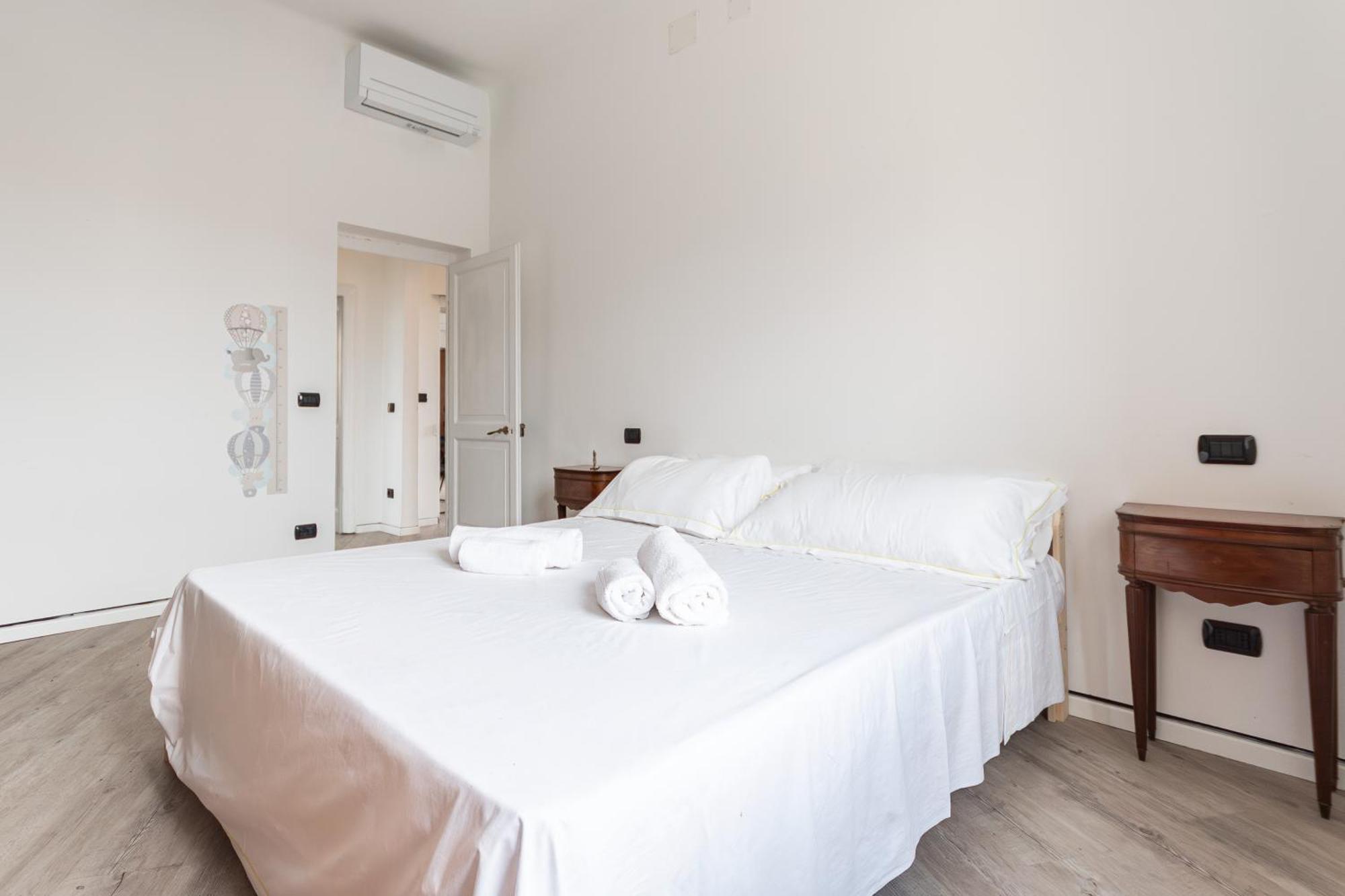 Spacious 3-Bedroom Apartment - 10 Min To City Center & 5 Min To Gaslini Hospital Genoa Exterior photo